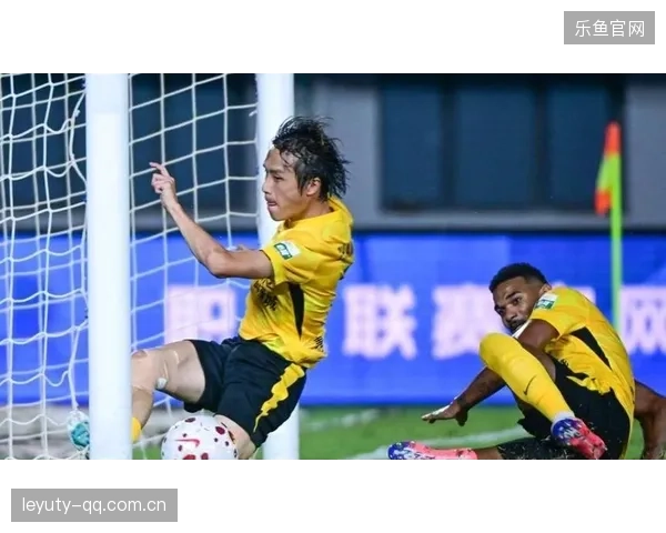 足球奇迹:门将头球助攻,彰显全场冠军风采 足球奇迹:门将头球助攻,彰显全场冠军风采